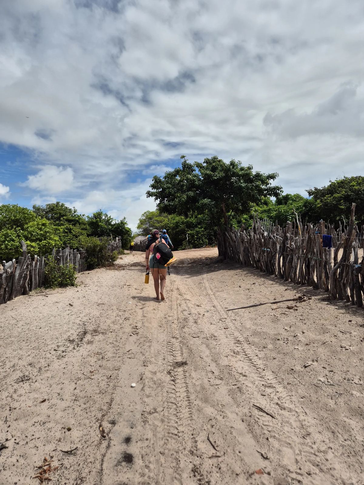 Caminho de areia entre comunidades do parque