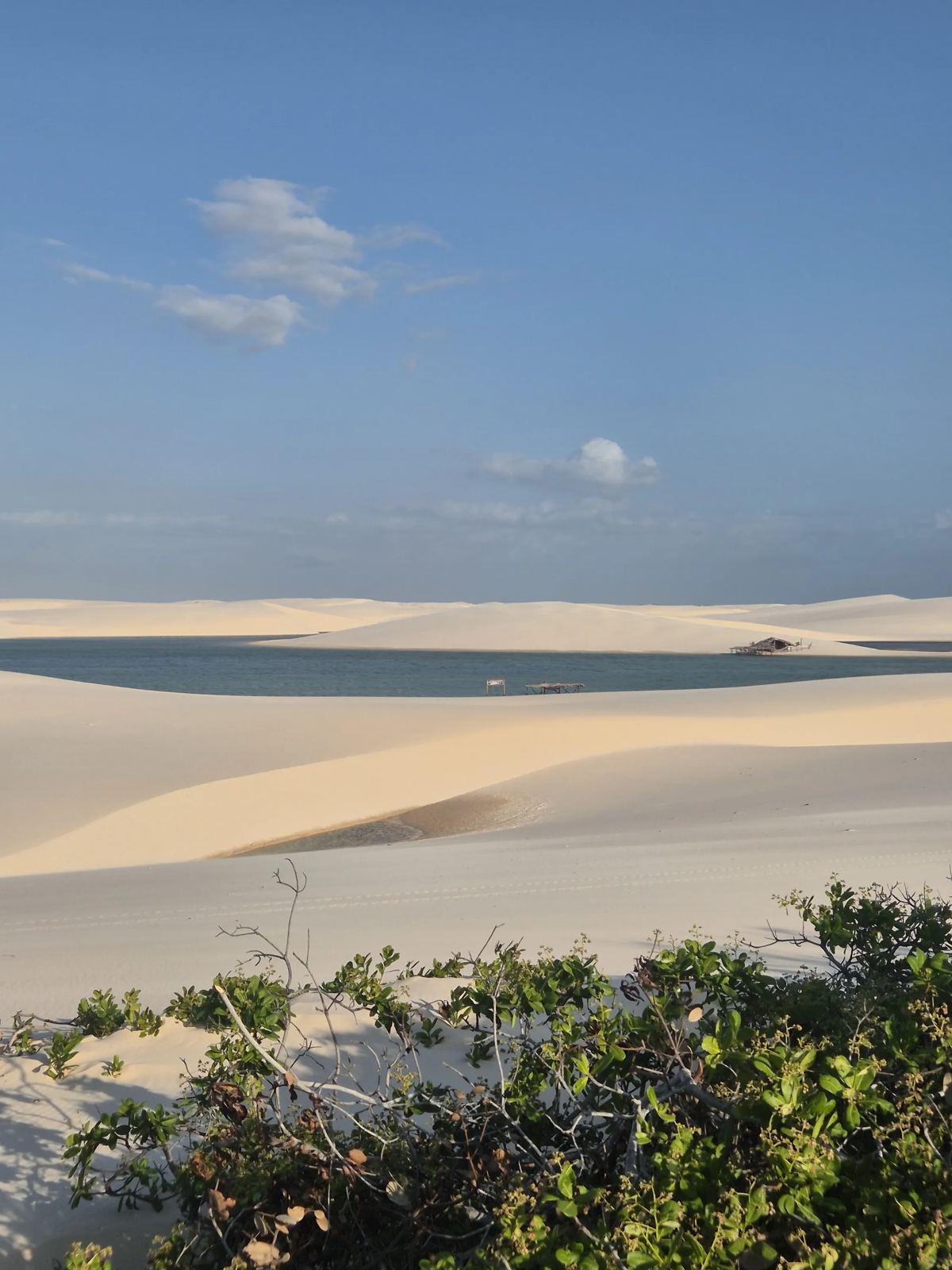 Dunas e lagoa ao entardecer nos Lençóis Maranhenses