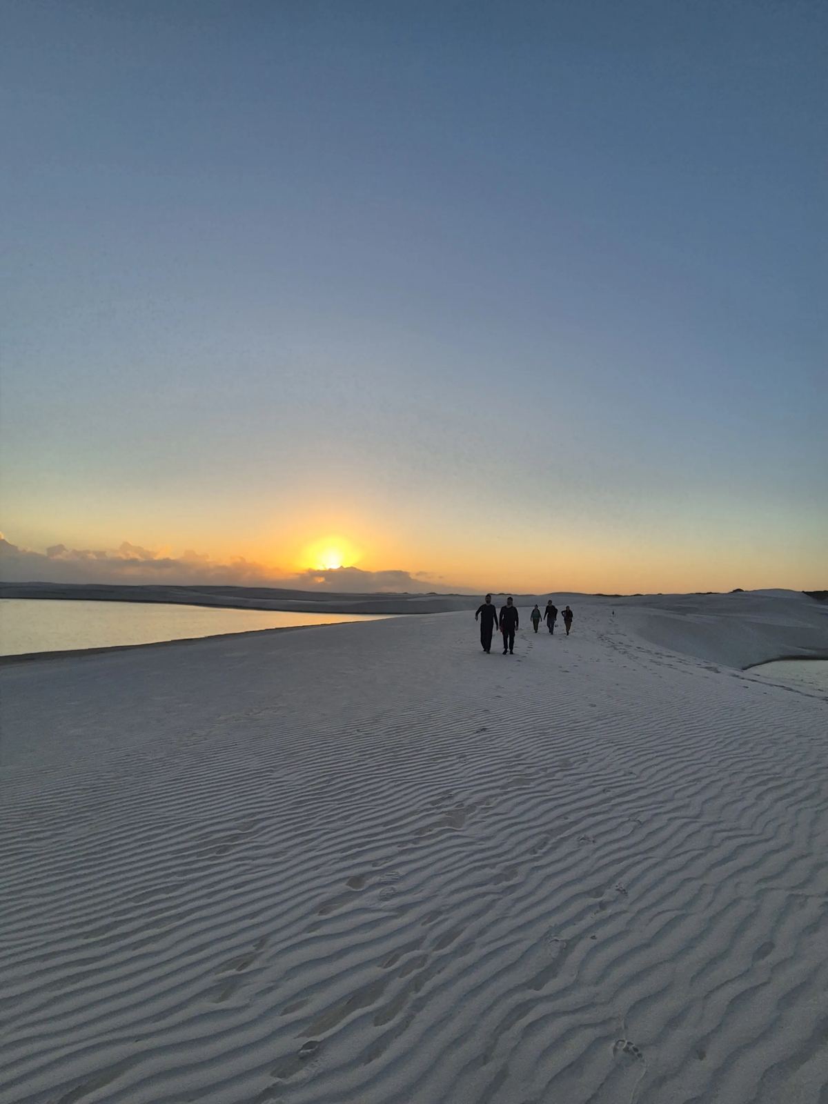 Pôr do sol sobre as dunas e a vegetação dos Lençóis Maranhenses